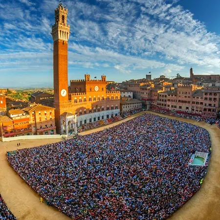 Prestigious Main Street In Lejlighed Siena